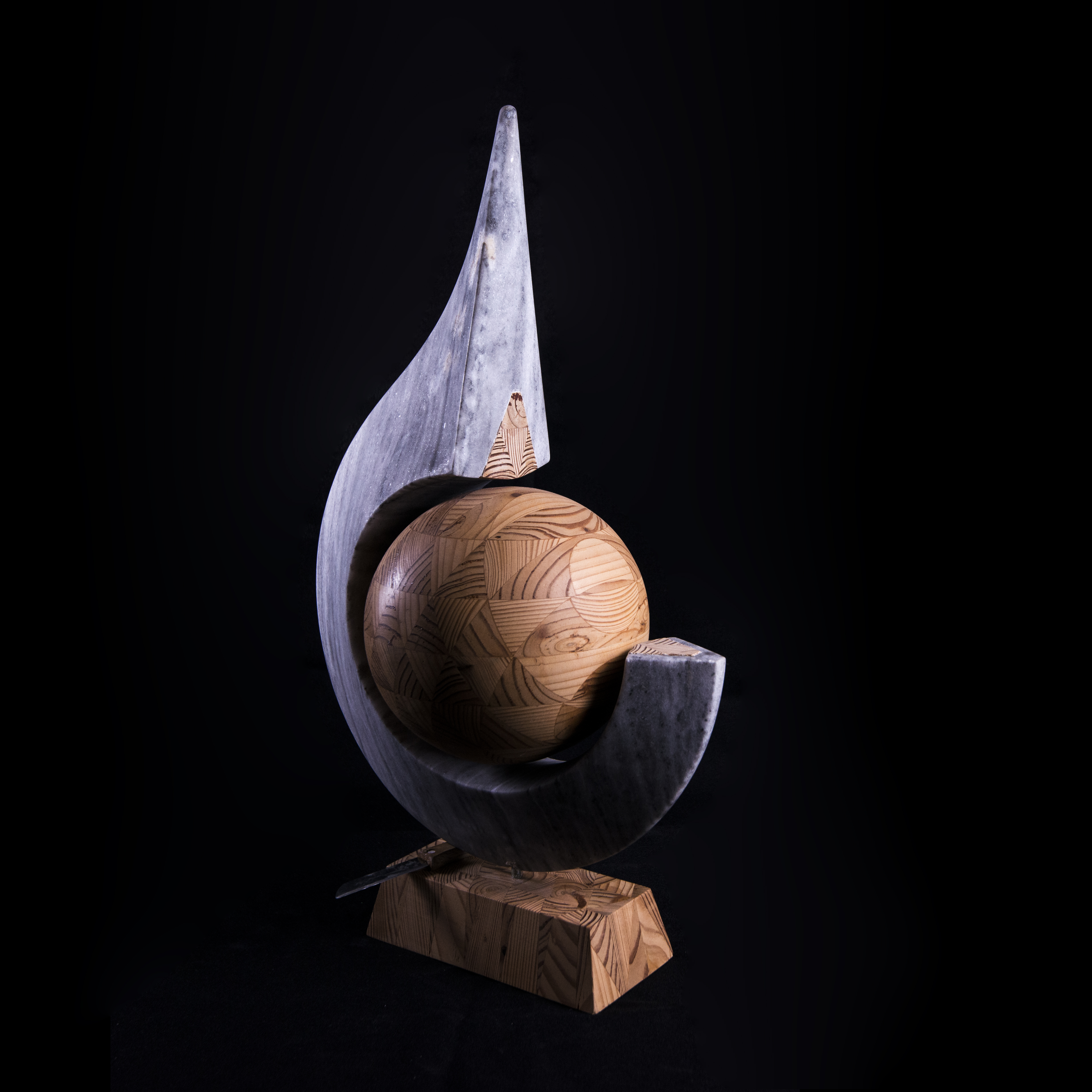 Beeld van grijs Albast en hout