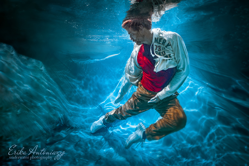 Onderwaterfoto model man in sportkleding