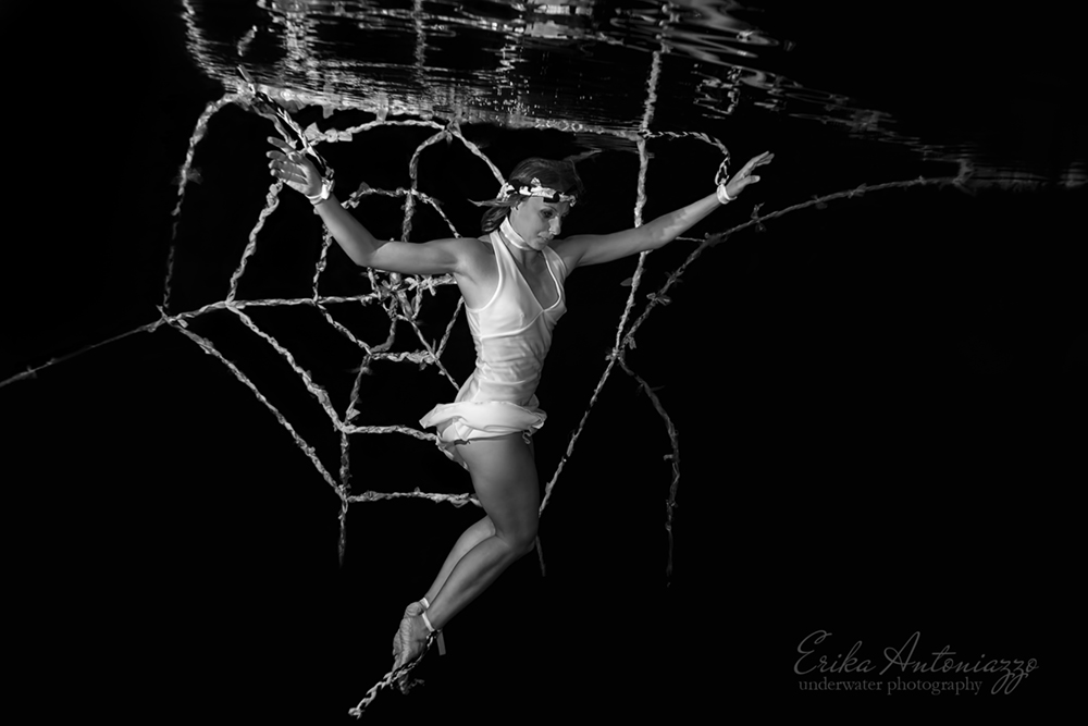 Onderwaterfoto model vrouw in plastic web, zwart-wit foto