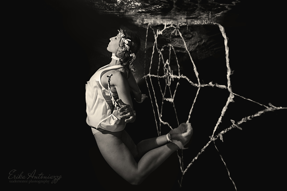 Onderwaterfoto model vrouw in plastic web, zwart-wit foto